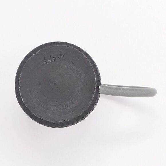 Cieri Fabrication drip mug in sage / black clay body - Picture 6 of 13